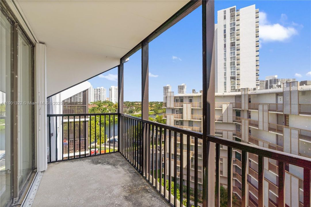Active With Contract: $159,000 (1 beds, 1 baths, 741 Square Feet)