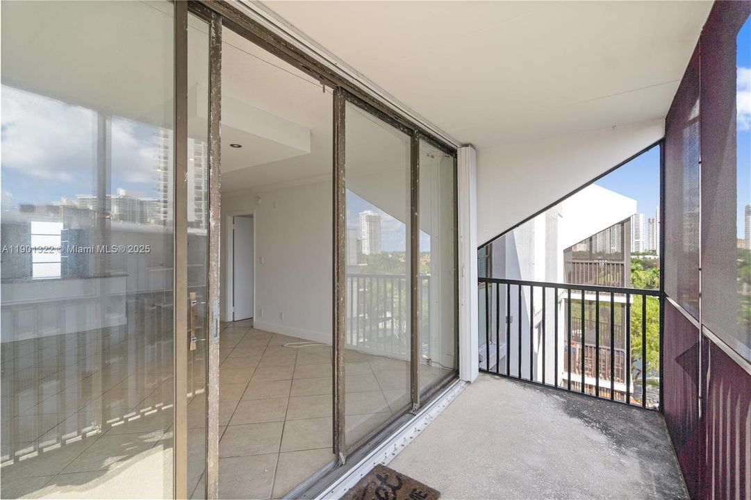 Active With Contract: $159,000 (1 beds, 1 baths, 741 Square Feet)