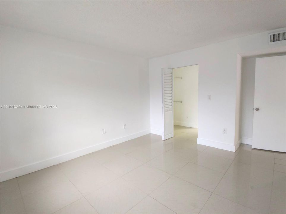 For Sale: $220,000 (1 beds, 1 baths, 689 Square Feet)
