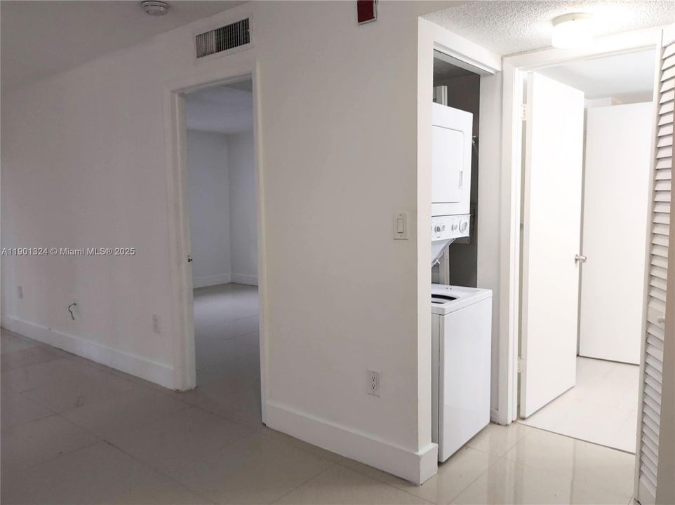 For Sale: $220,000 (1 beds, 1 baths, 689 Square Feet)