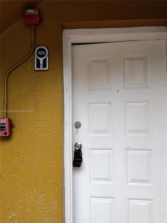 For Sale: $220,000 (1 beds, 1 baths, 689 Square Feet)