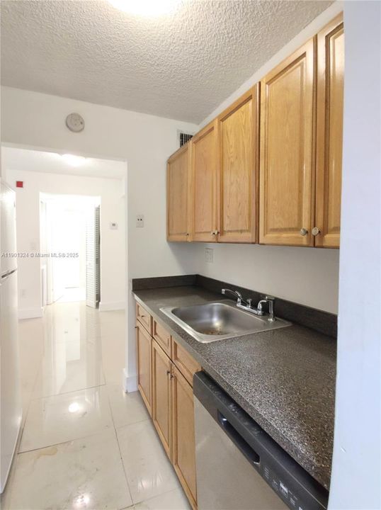 For Sale: $220,000 (1 beds, 1 baths, 689 Square Feet)