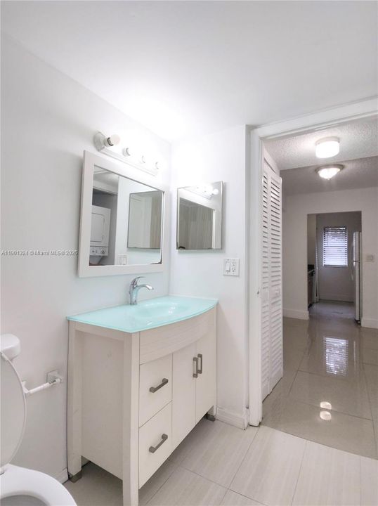 For Sale: $220,000 (1 beds, 1 baths, 689 Square Feet)