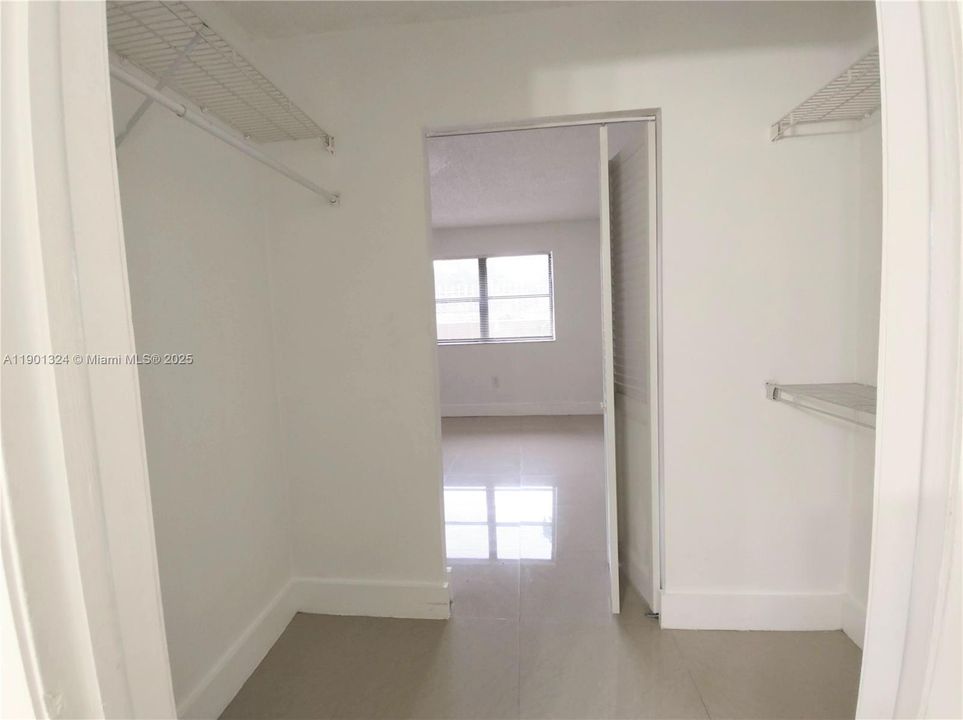 For Sale: $220,000 (1 beds, 1 baths, 689 Square Feet)