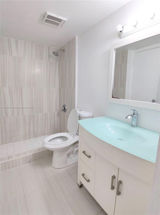 For Sale: $220,000 (1 beds, 1 baths, 689 Square Feet)