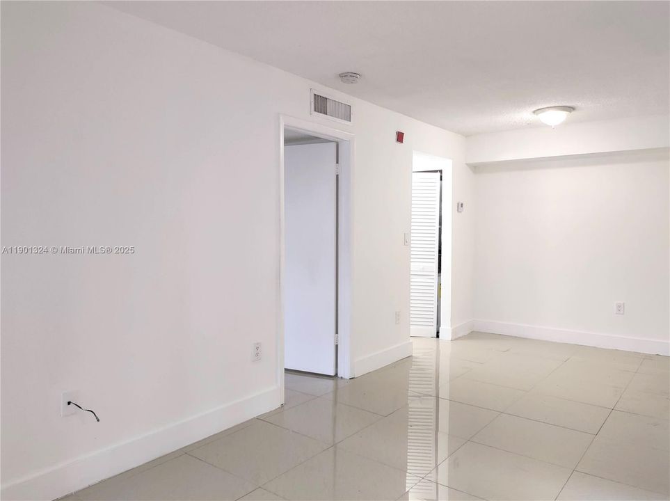 For Sale: $220,000 (1 beds, 1 baths, 689 Square Feet)