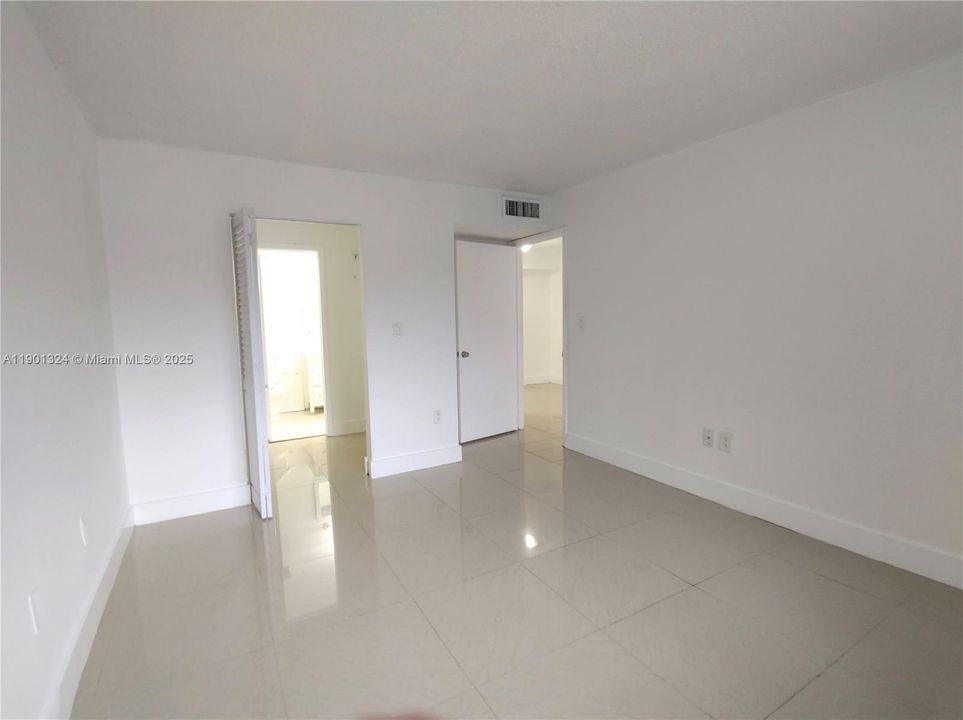 For Sale: $220,000 (1 beds, 1 baths, 689 Square Feet)