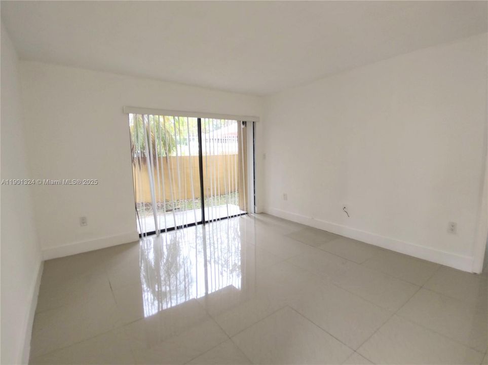 For Sale: $220,000 (1 beds, 1 baths, 689 Square Feet)