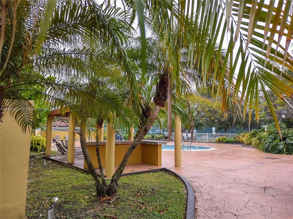 For Sale: $220,000 (1 beds, 1 baths, 689 Square Feet)