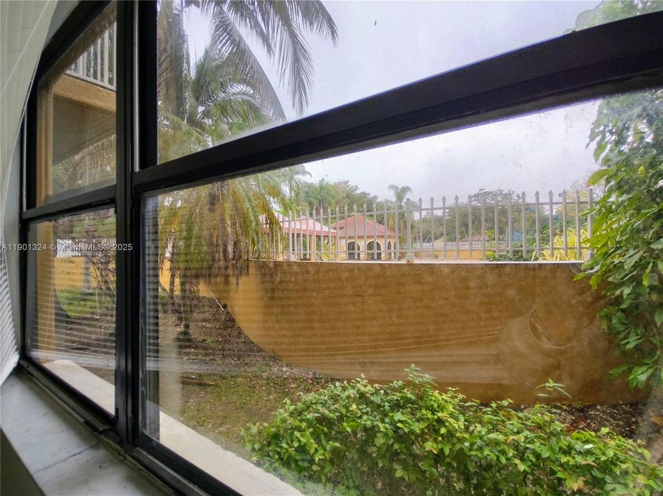 For Sale: $220,000 (1 beds, 1 baths, 689 Square Feet)