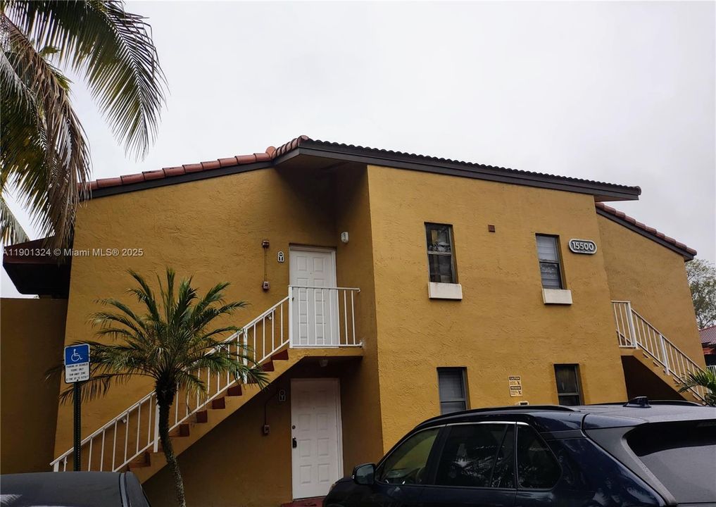 For Sale: $220,000 (1 beds, 1 baths, 689 Square Feet)