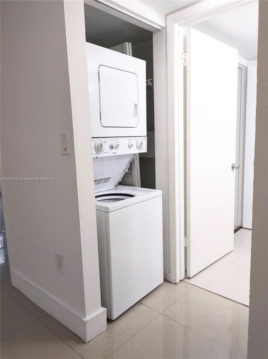 For Sale: $220,000 (1 beds, 1 baths, 689 Square Feet)