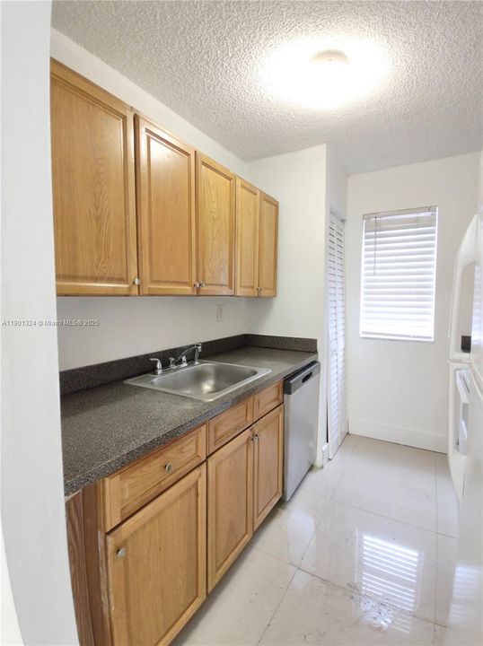 For Sale: $220,000 (1 beds, 1 baths, 689 Square Feet)