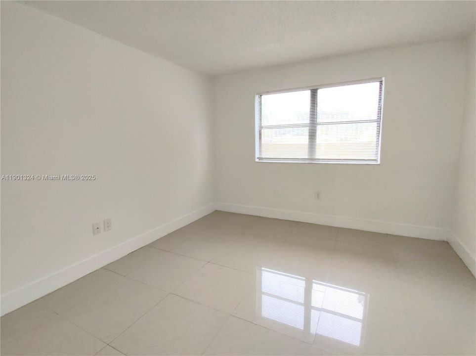 For Sale: $220,000 (1 beds, 1 baths, 689 Square Feet)