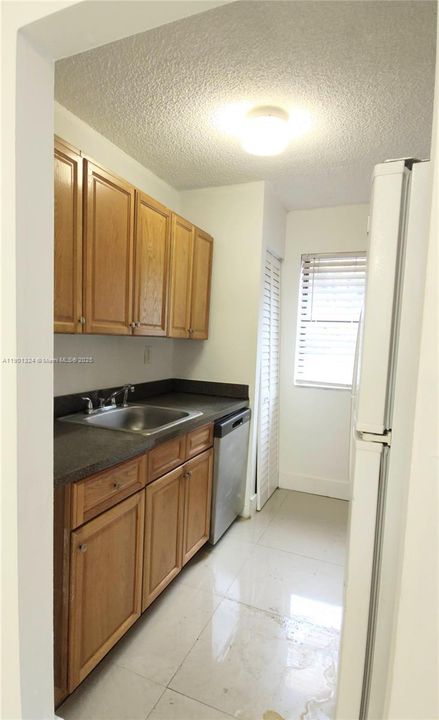 For Sale: $220,000 (1 beds, 1 baths, 689 Square Feet)