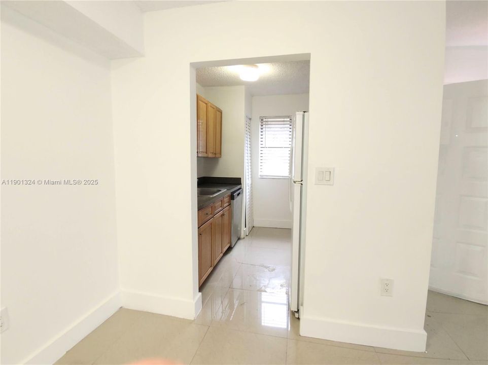 For Sale: $220,000 (1 beds, 1 baths, 689 Square Feet)