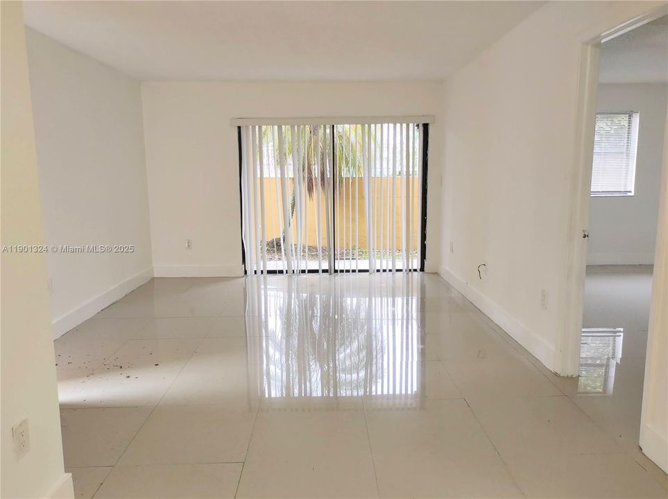 For Sale: $220,000 (1 beds, 1 baths, 689 Square Feet)