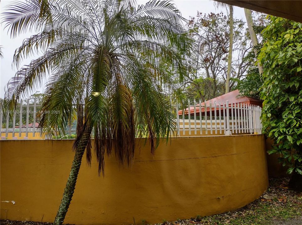 For Sale: $220,000 (1 beds, 1 baths, 689 Square Feet)