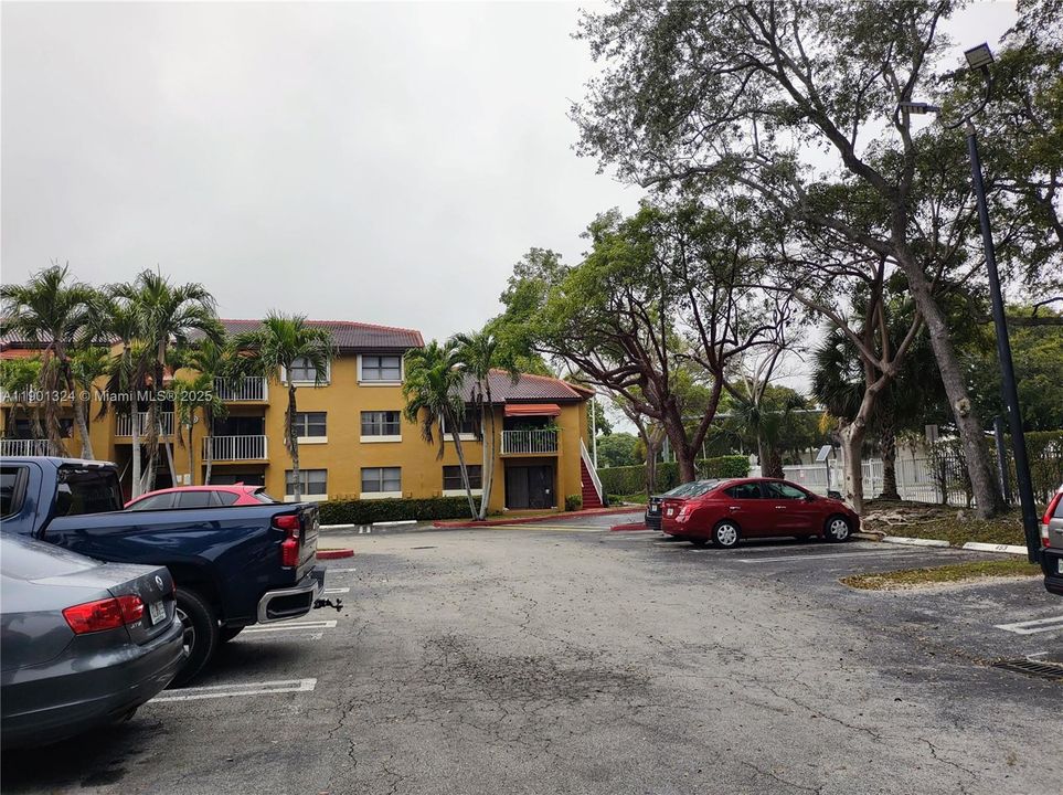 For Sale: $220,000 (1 beds, 1 baths, 689 Square Feet)