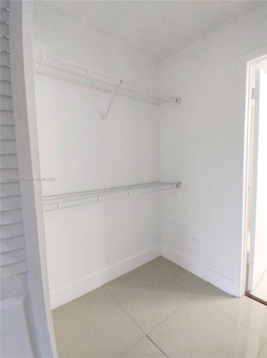 For Sale: $220,000 (1 beds, 1 baths, 689 Square Feet)