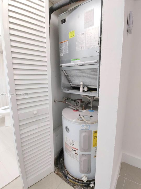 For Sale: $220,000 (1 beds, 1 baths, 689 Square Feet)