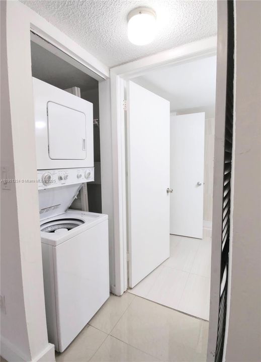 For Sale: $220,000 (1 beds, 1 baths, 689 Square Feet)