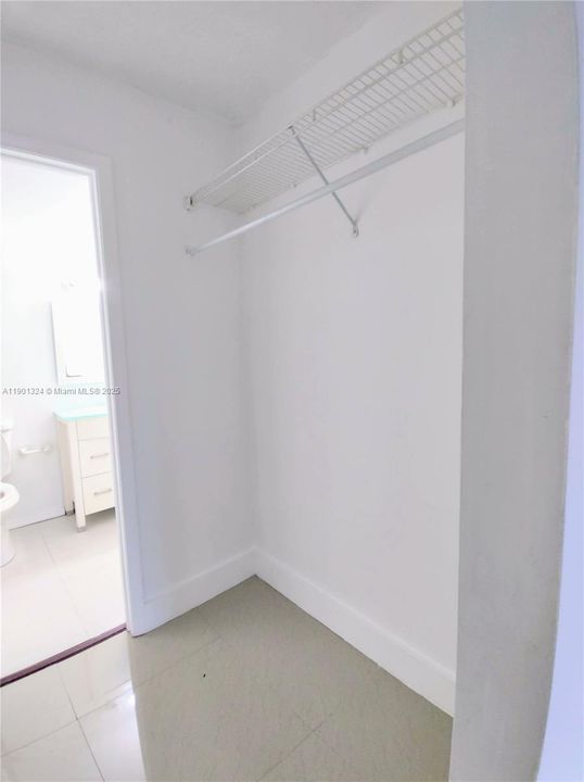 For Sale: $220,000 (1 beds, 1 baths, 689 Square Feet)