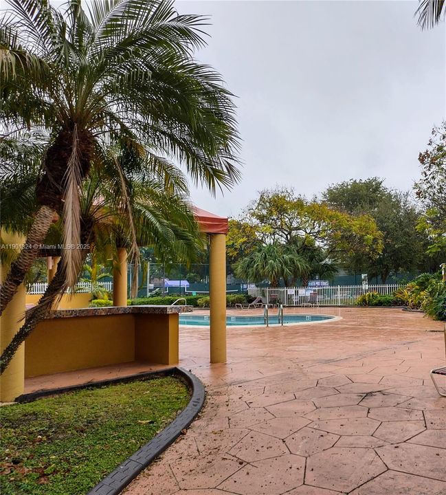 For Sale: $220,000 (1 beds, 1 baths, 689 Square Feet)