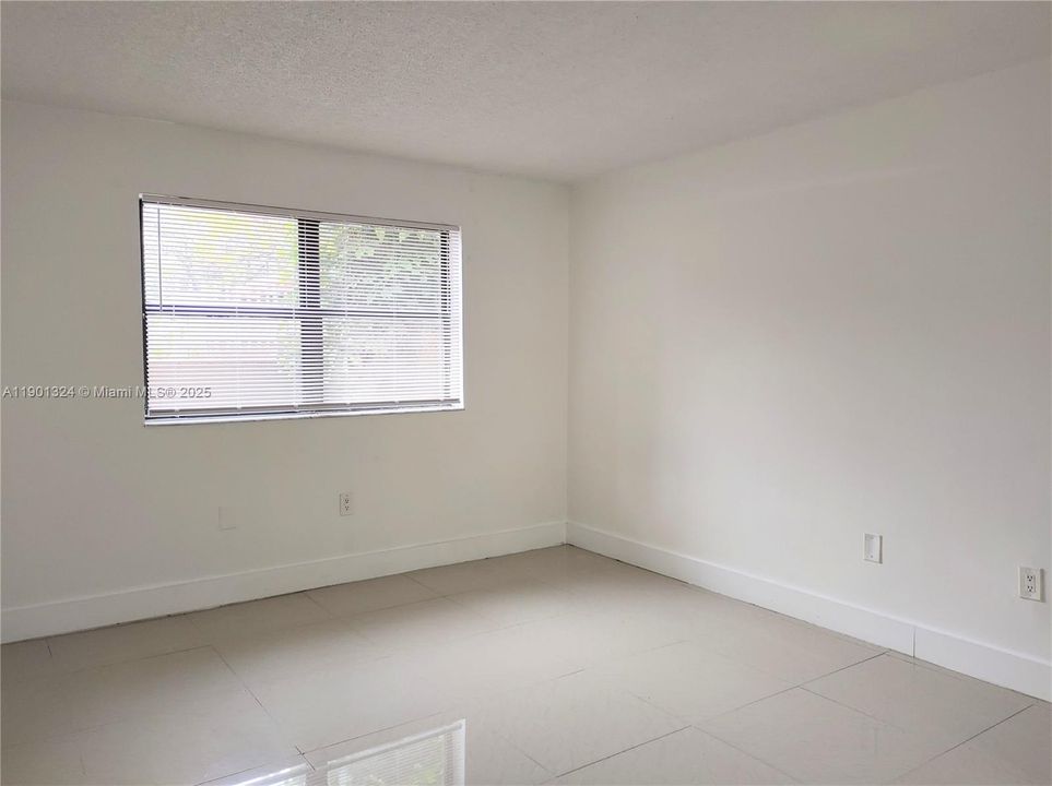 For Sale: $220,000 (1 beds, 1 baths, 689 Square Feet)