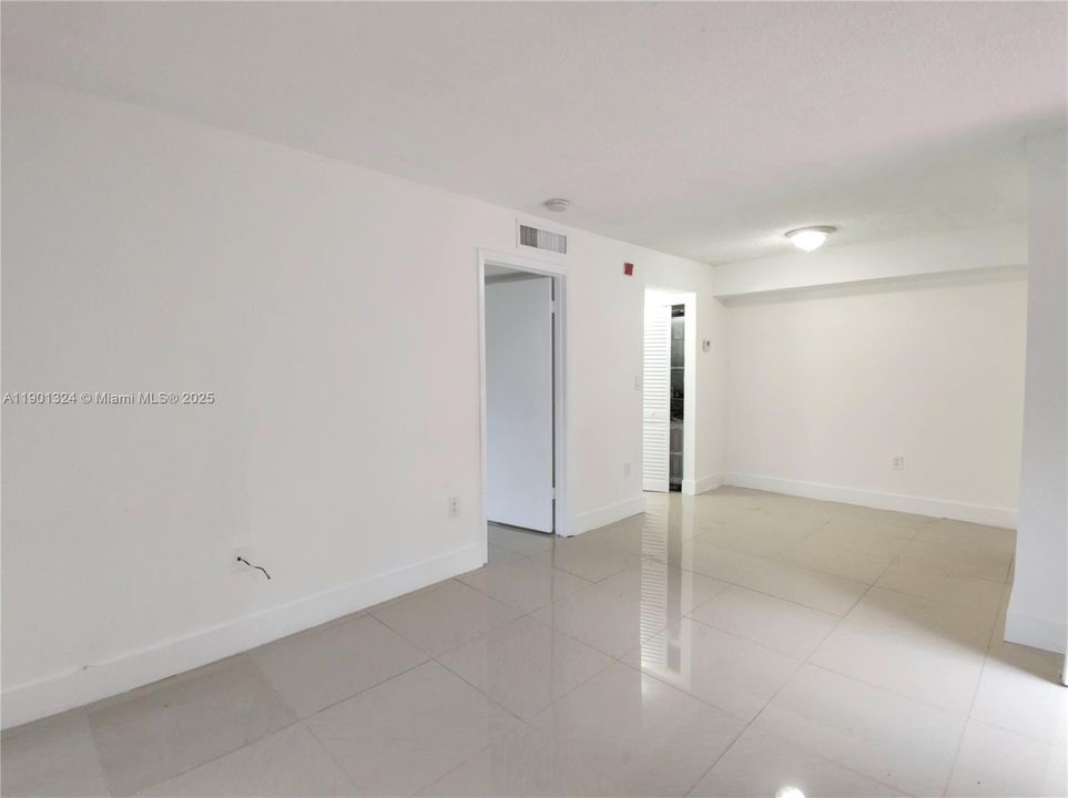 For Sale: $220,000 (1 beds, 1 baths, 689 Square Feet)