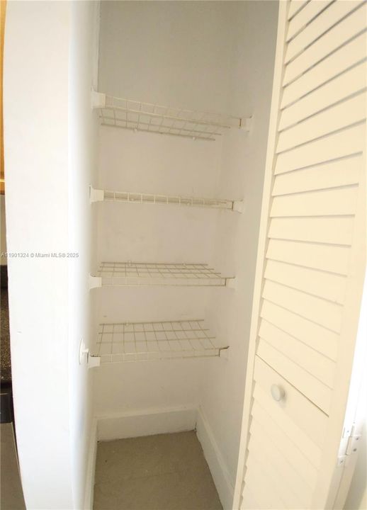 For Sale: $220,000 (1 beds, 1 baths, 689 Square Feet)