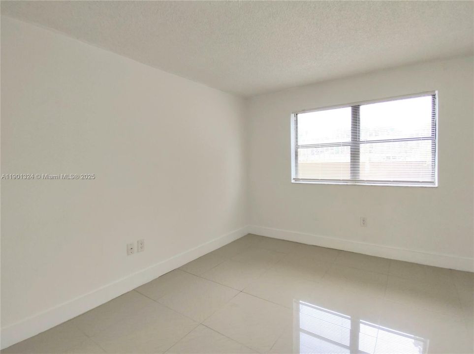 For Sale: $220,000 (1 beds, 1 baths, 689 Square Feet)