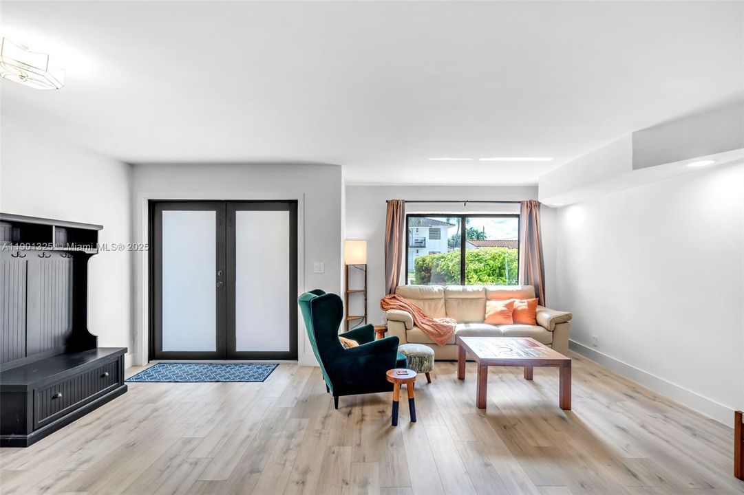 Active With Contract: $571,200 (3 beds, 3 baths, 1500 Square Feet)