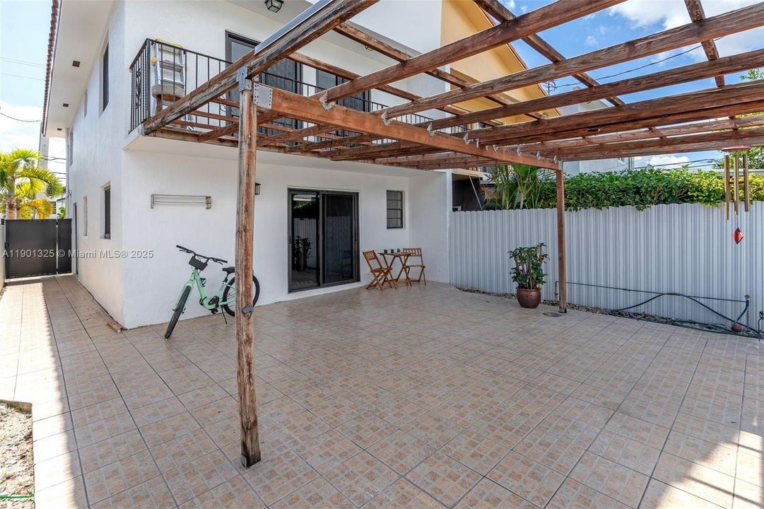 Active With Contract: $571,200 (3 beds, 3 baths, 1500 Square Feet)