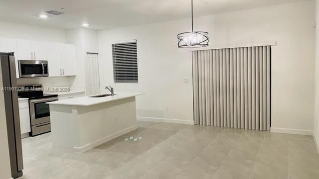 合同活跃: $3,400 (3 贝兹, 2 浴室, 1888 平方英尺)