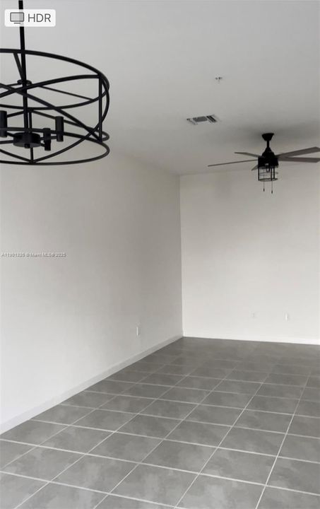 合同活跃: $3,400 (3 贝兹, 2 浴室, 1888 平方英尺)