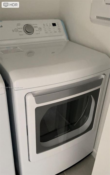 合同活跃: $3,400 (3 贝兹, 2 浴室, 1888 平方英尺)