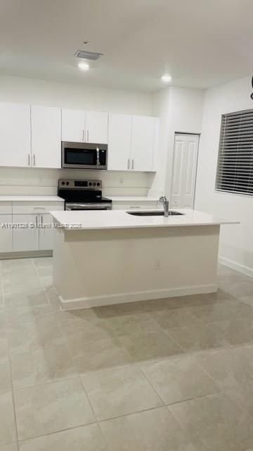 合同活跃: $3,400 (3 贝兹, 2 浴室, 1888 平方英尺)