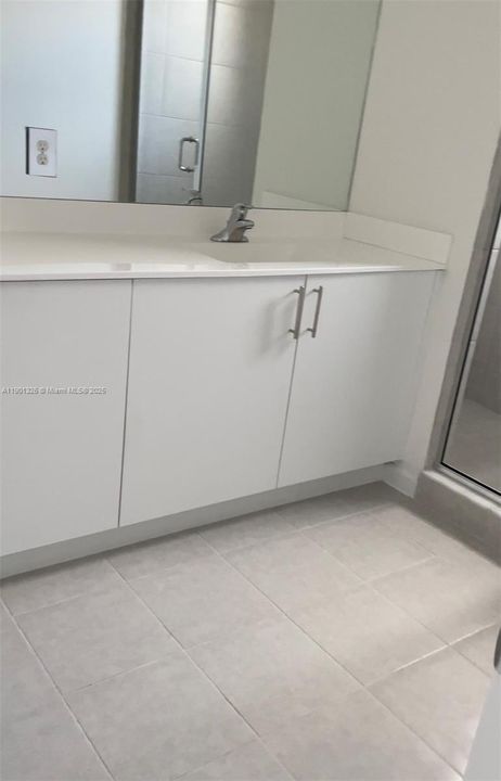 合同活跃: $3,400 (3 贝兹, 2 浴室, 1888 平方英尺)