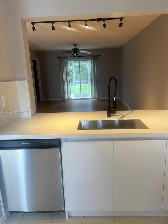 For Rent: $2,280 (2 beds, 2 baths, 912 Square Feet)