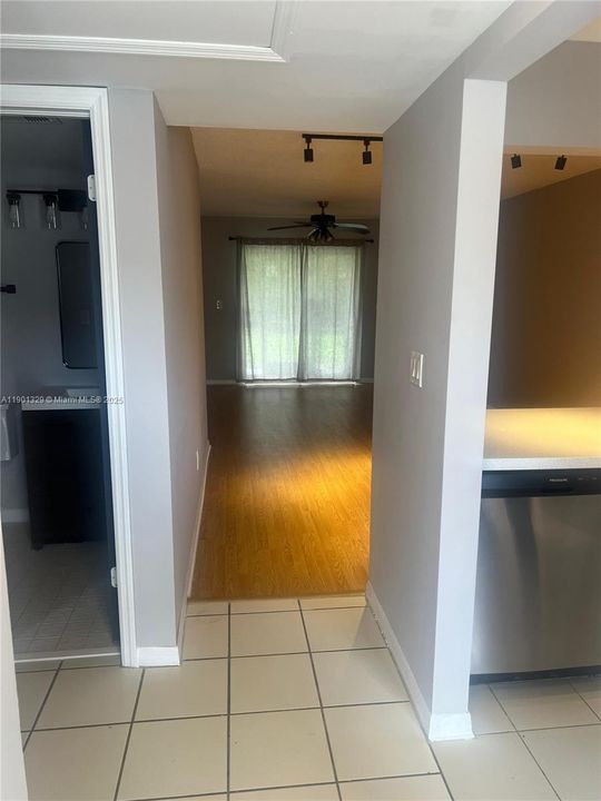 For Rent: $2,280 (2 beds, 2 baths, 912 Square Feet)