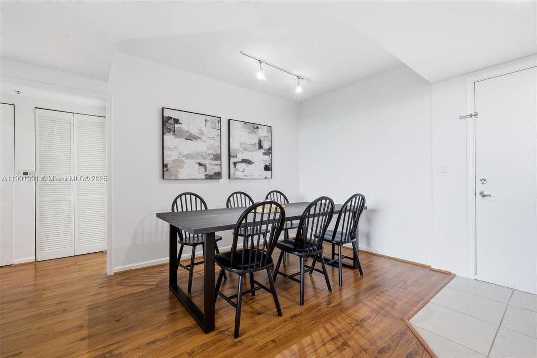 For Rent: $3,200 (2 beds, 2 baths, 1082 Square Feet)