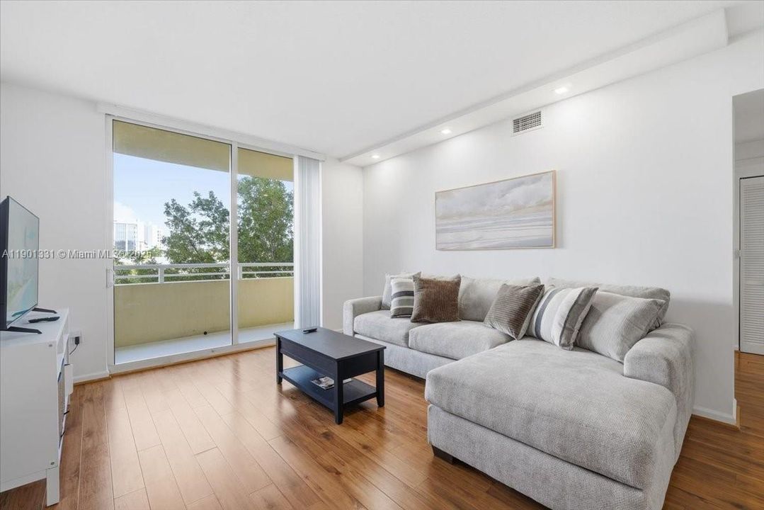 For Rent: $3,200 (2 beds, 2 baths, 1082 Square Feet)