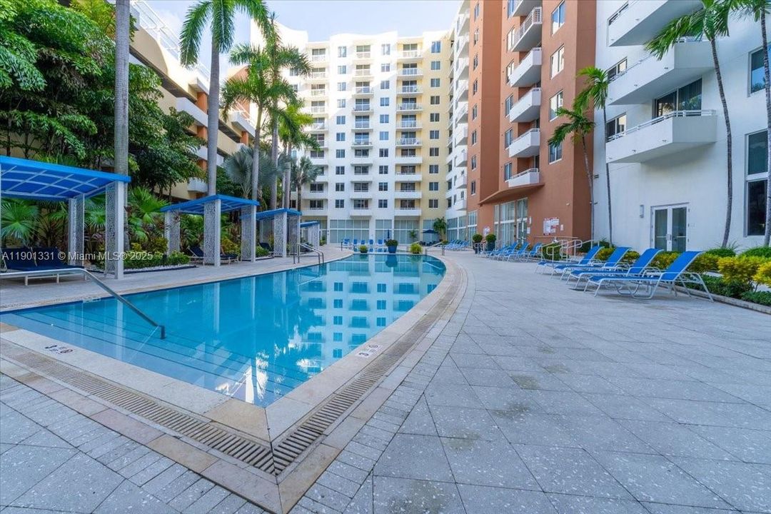 For Rent: $3,200 (2 beds, 2 baths, 1082 Square Feet)