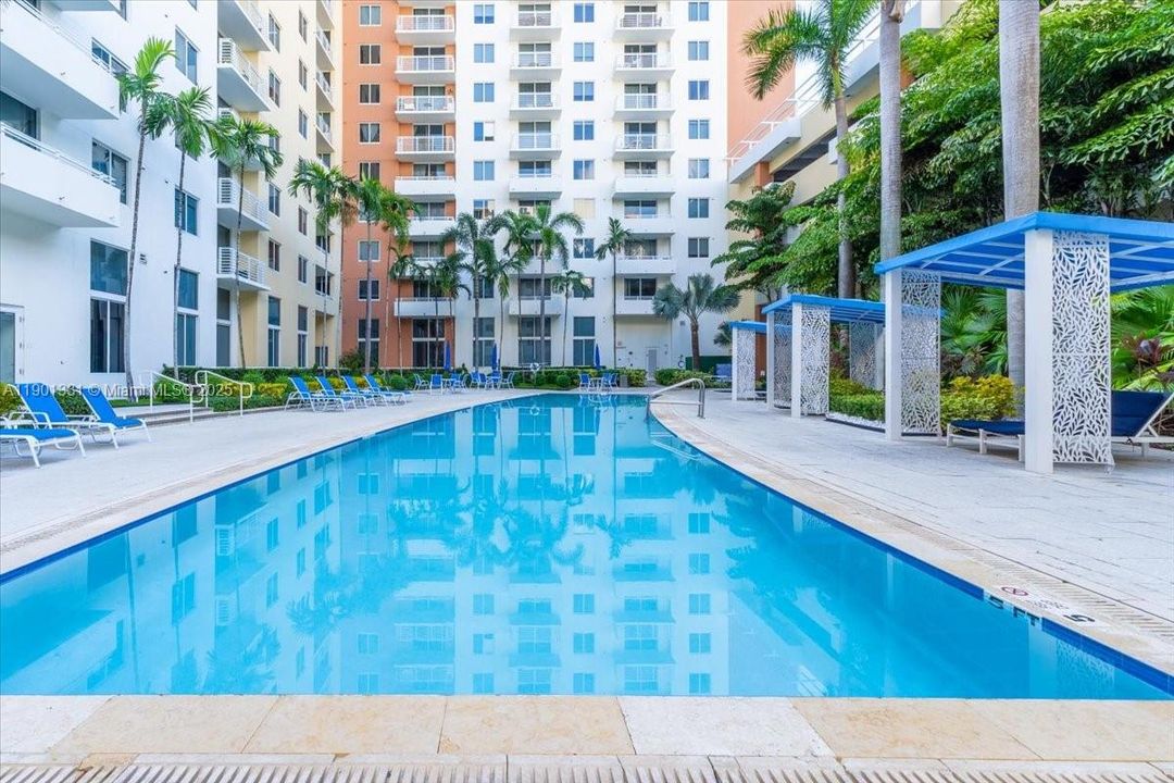 For Rent: $3,200 (2 beds, 2 baths, 1082 Square Feet)