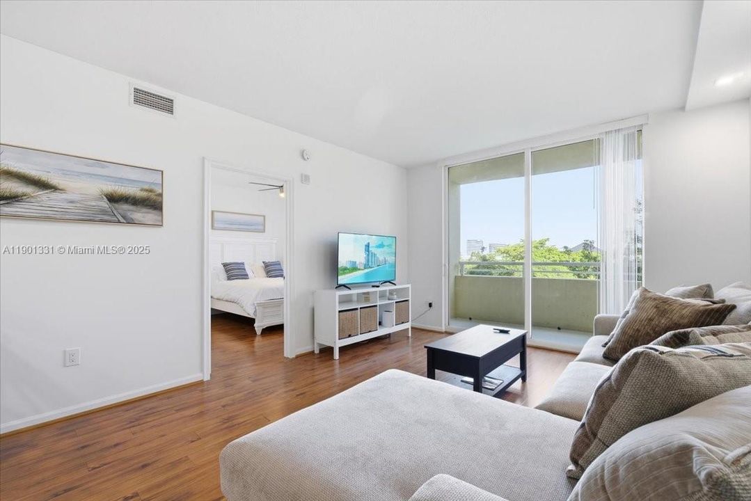 For Rent: $3,200 (2 beds, 2 baths, 1082 Square Feet)