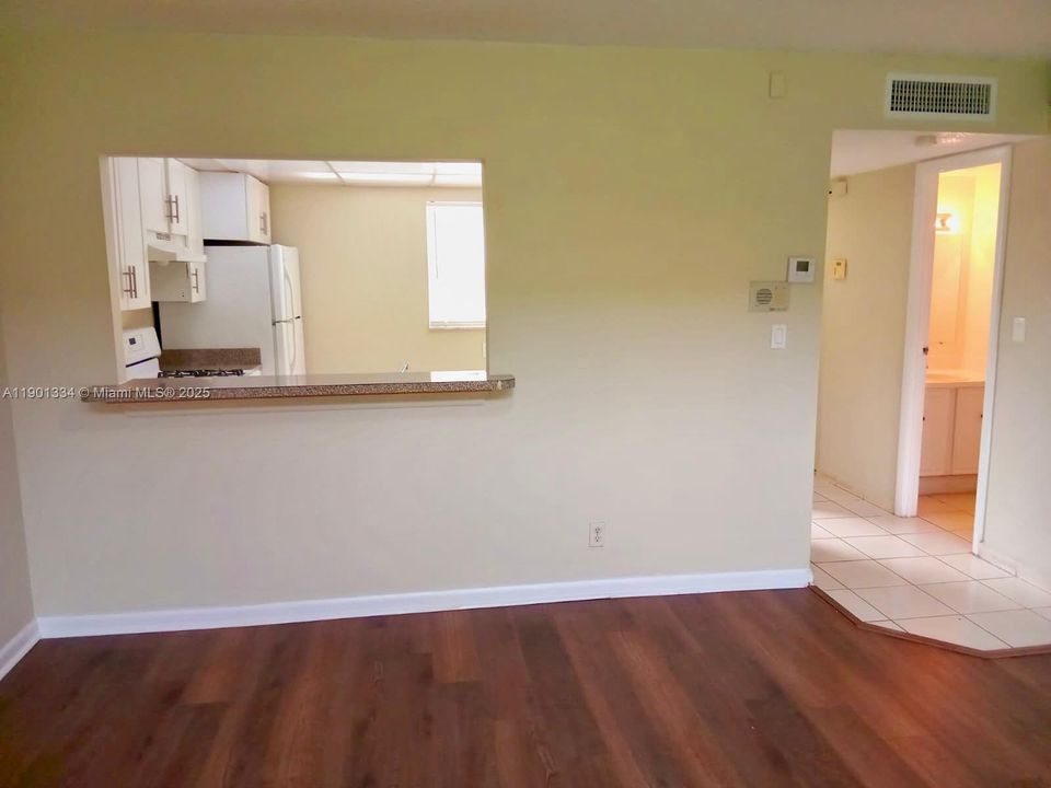 For Rent: $1,675 (1 beds, 1 baths, 982 Square Feet)