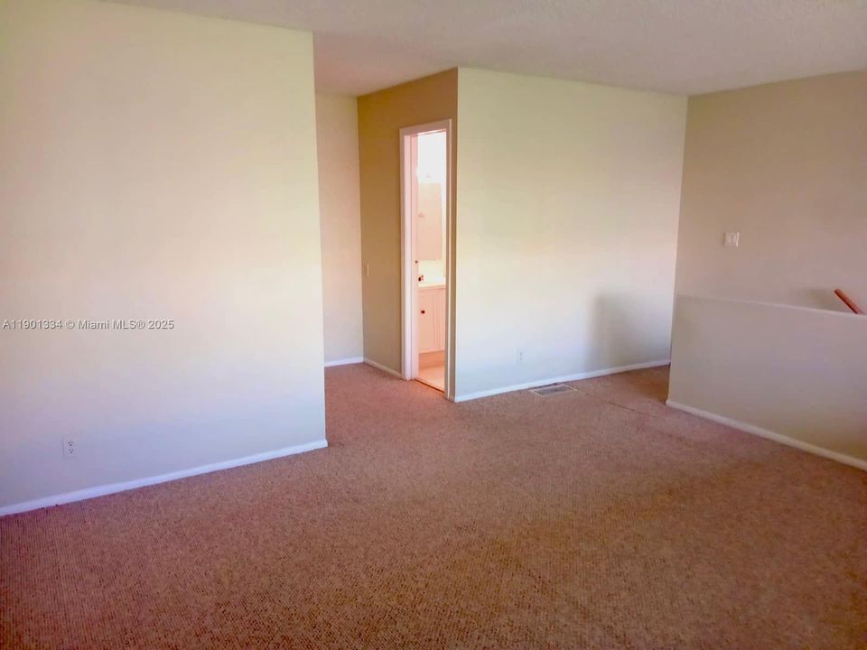 For Rent: $1,675 (1 beds, 1 baths, 982 Square Feet)