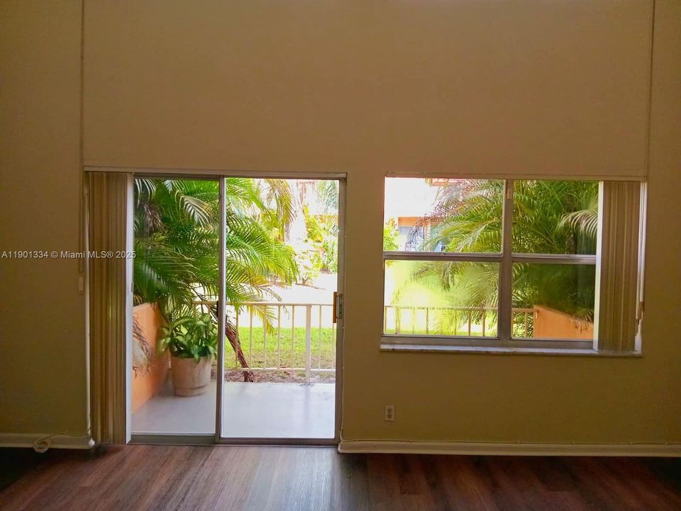 For Rent: $1,675 (1 beds, 1 baths, 982 Square Feet)