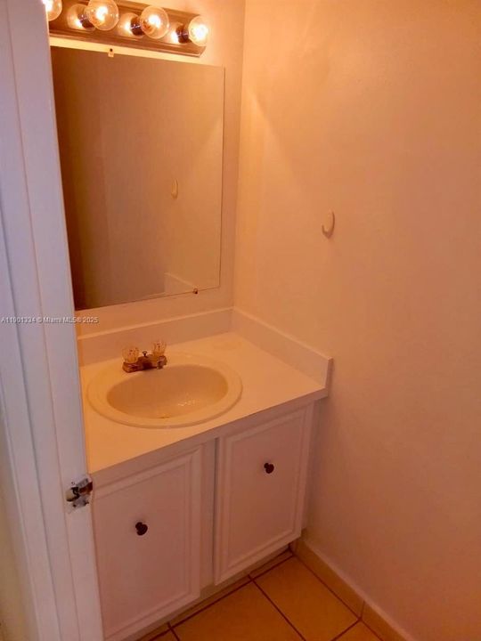 For Rent: $1,675 (1 beds, 1 baths, 982 Square Feet)